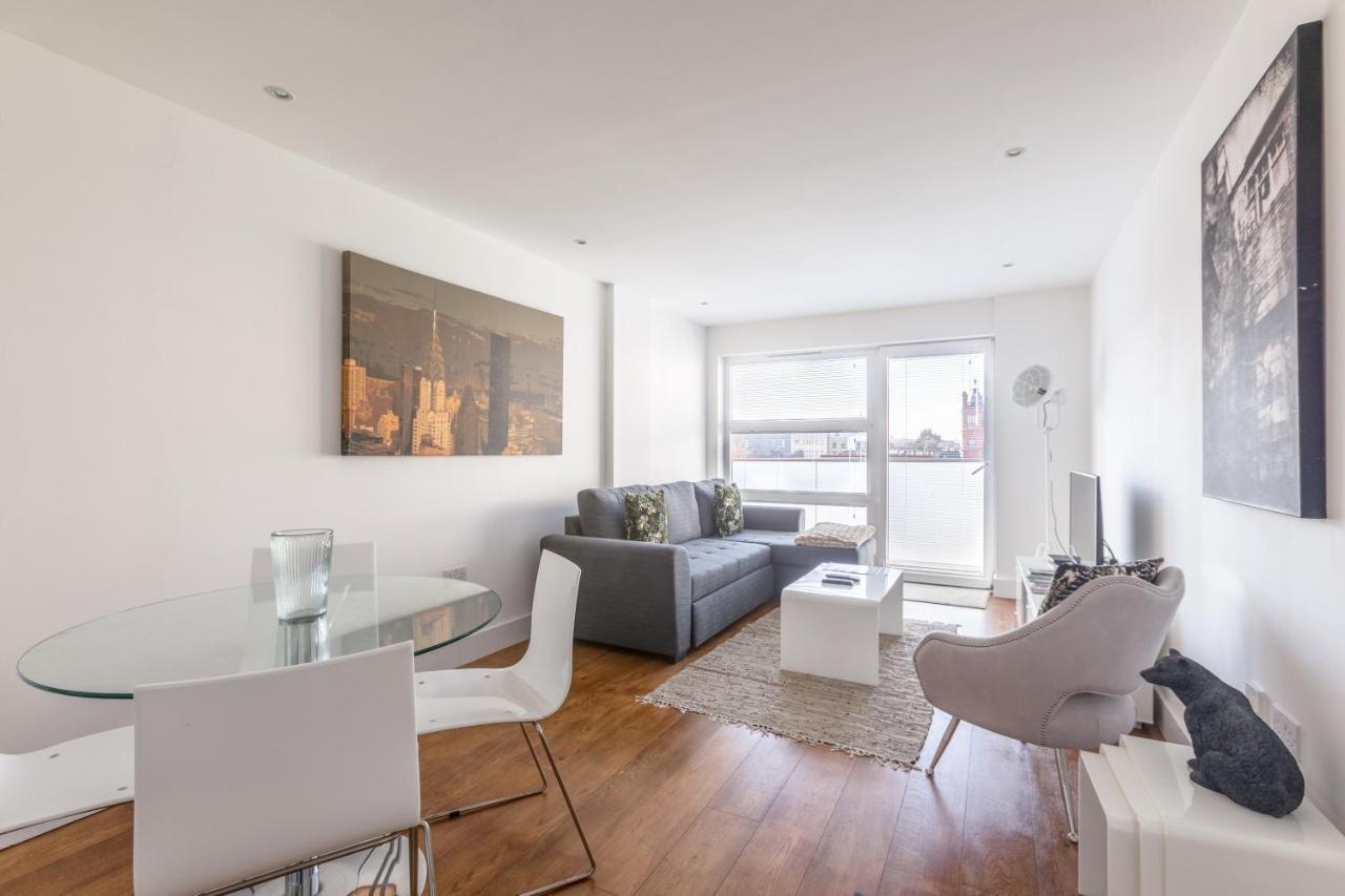 Luxury 2-Bed Flat Parking And Close To The Tube 런던 외부 사진