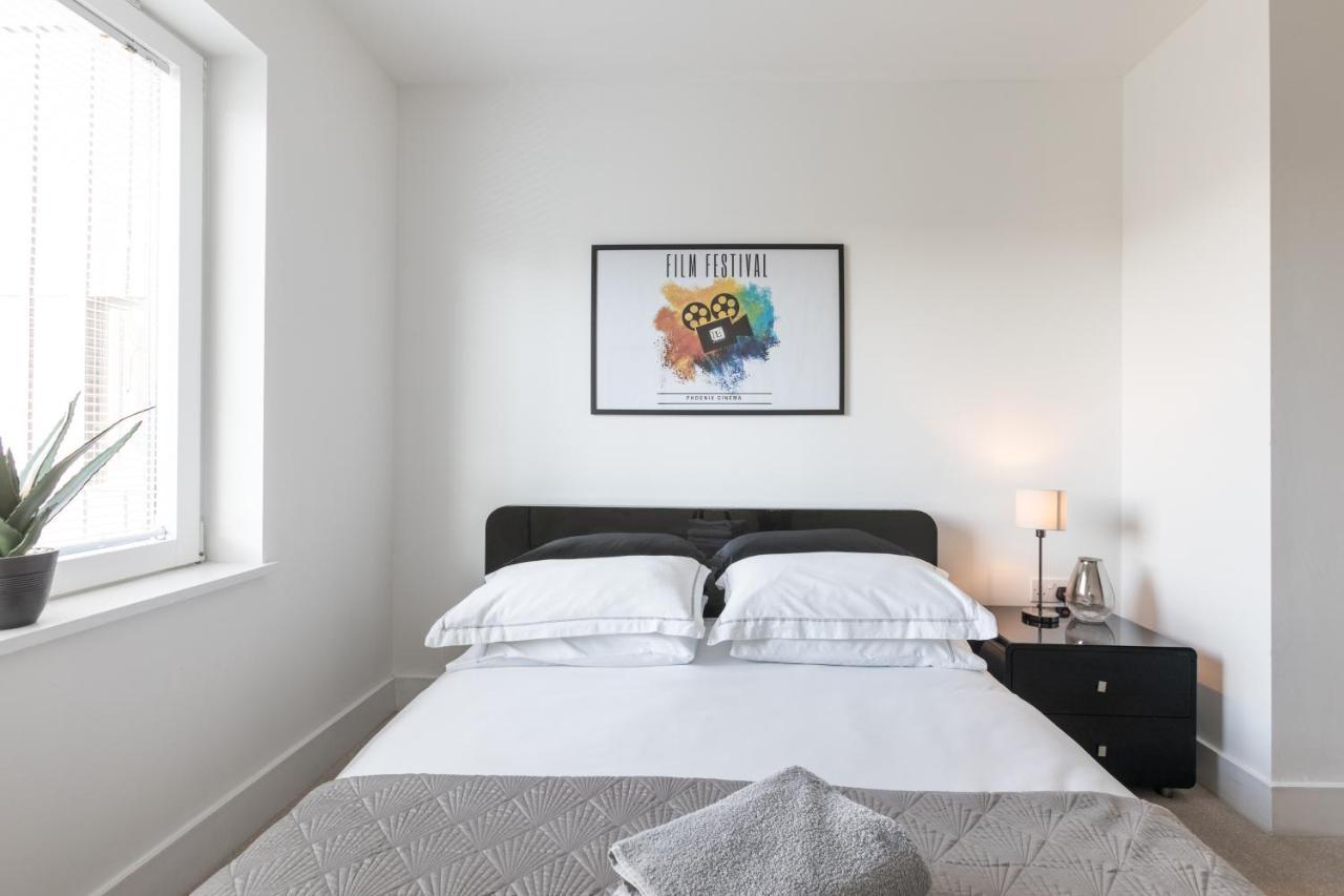 Luxury 2-Bed Flat Parking And Close To The Tube 런던 외부 사진