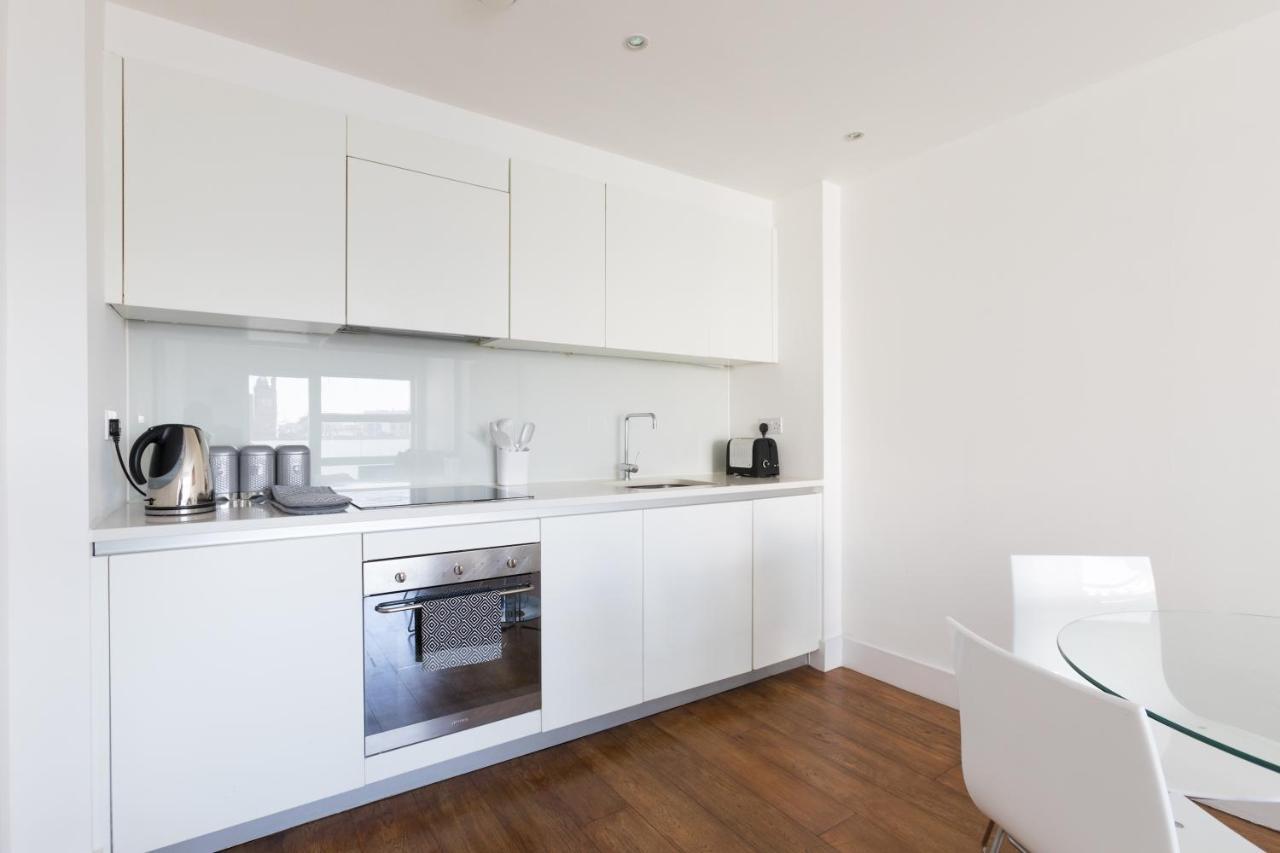 Luxury 2-Bed Flat Parking And Close To The Tube 런던 외부 사진