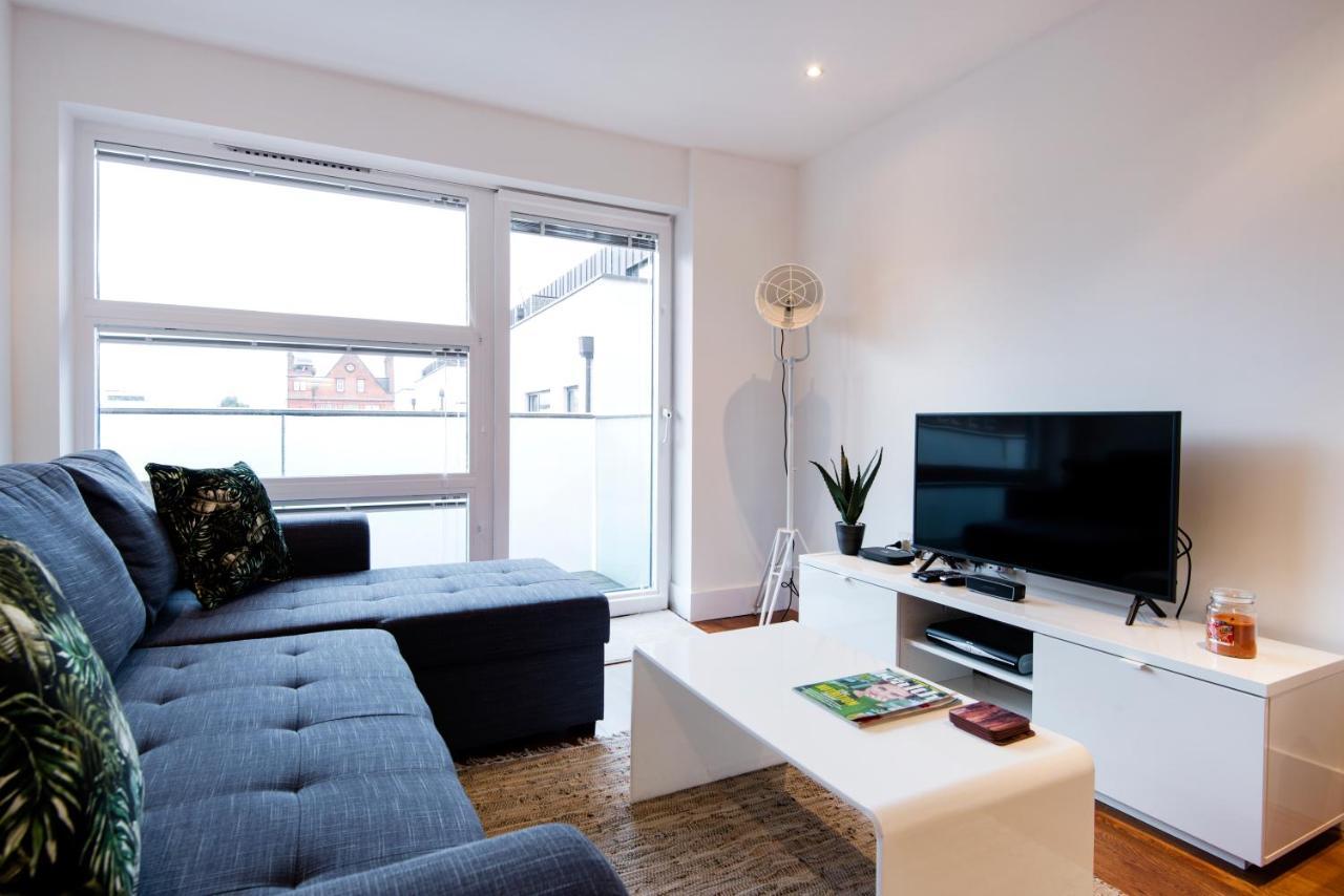 Luxury 2-Bed Flat Parking And Close To The Tube 런던 외부 사진
