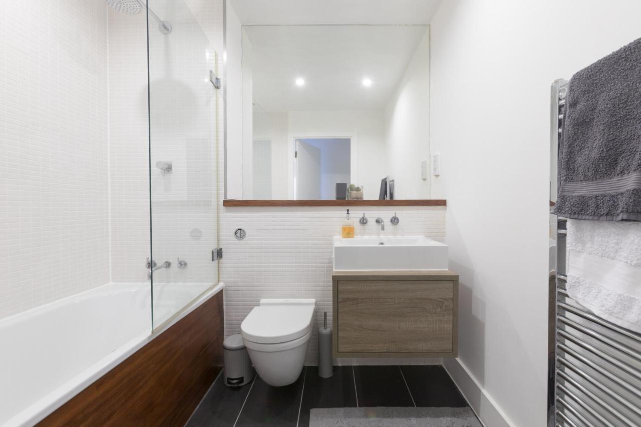Luxury 2-Bed Flat Parking And Close To The Tube 런던 외부 사진