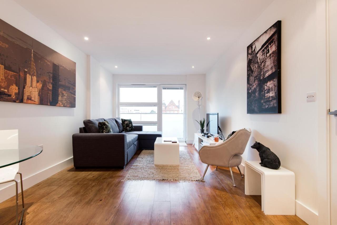 Luxury 2-Bed Flat Parking And Close To The Tube 런던 외부 사진