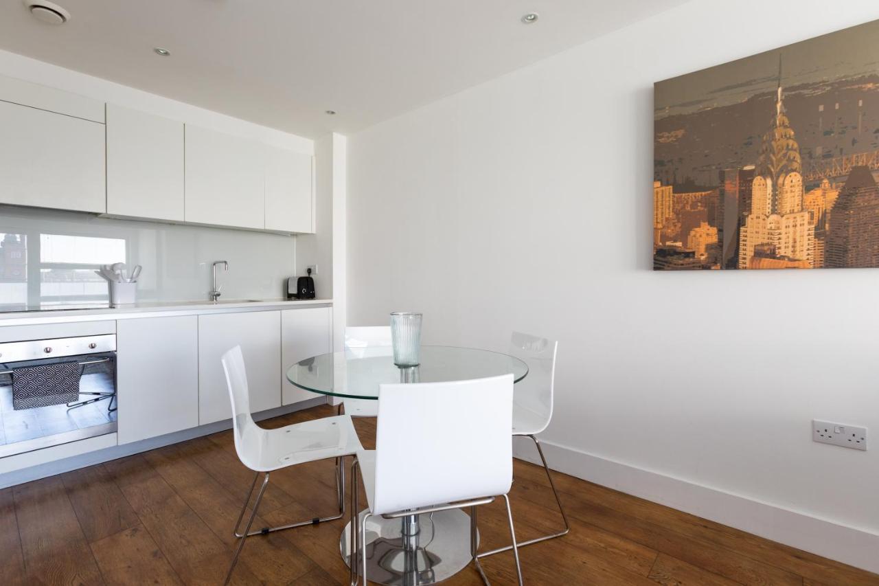 Luxury 2-Bed Flat Parking And Close To The Tube 런던 외부 사진