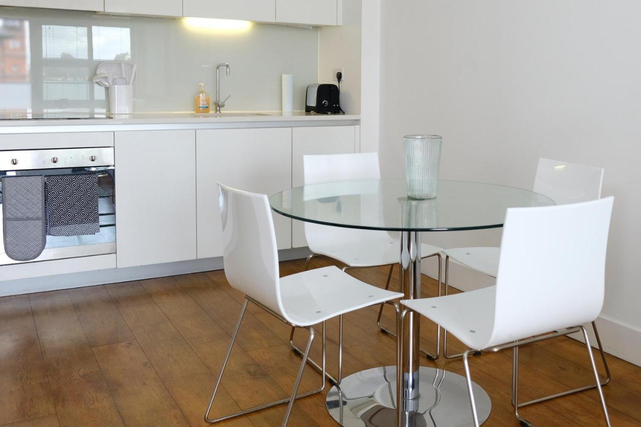 Luxury 2-Bed Flat Parking And Close To The Tube 런던 외부 사진