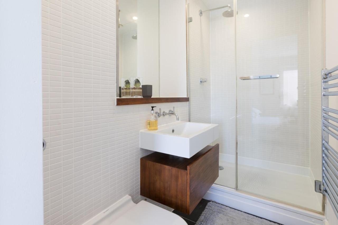 Luxury 2-Bed Flat Parking And Close To The Tube 런던 외부 사진