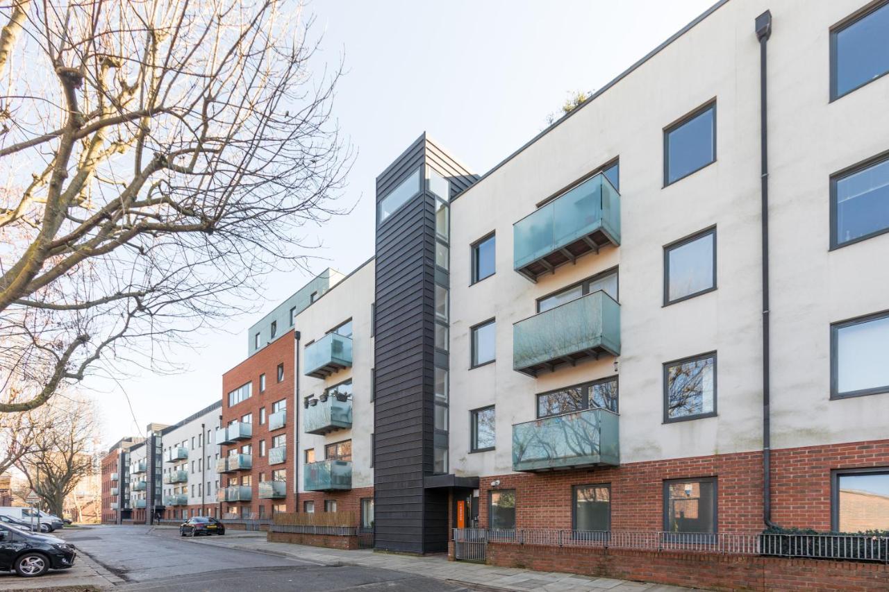 Luxury 2-Bed Flat Parking And Close To The Tube 런던 외부 사진