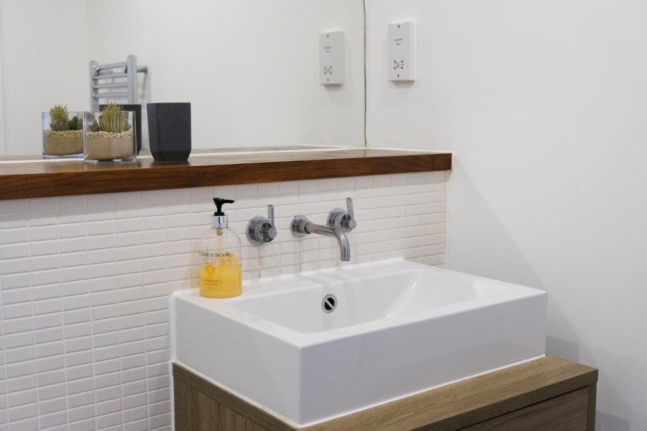 Luxury 2-Bed Flat Parking And Close To The Tube 런던 외부 사진