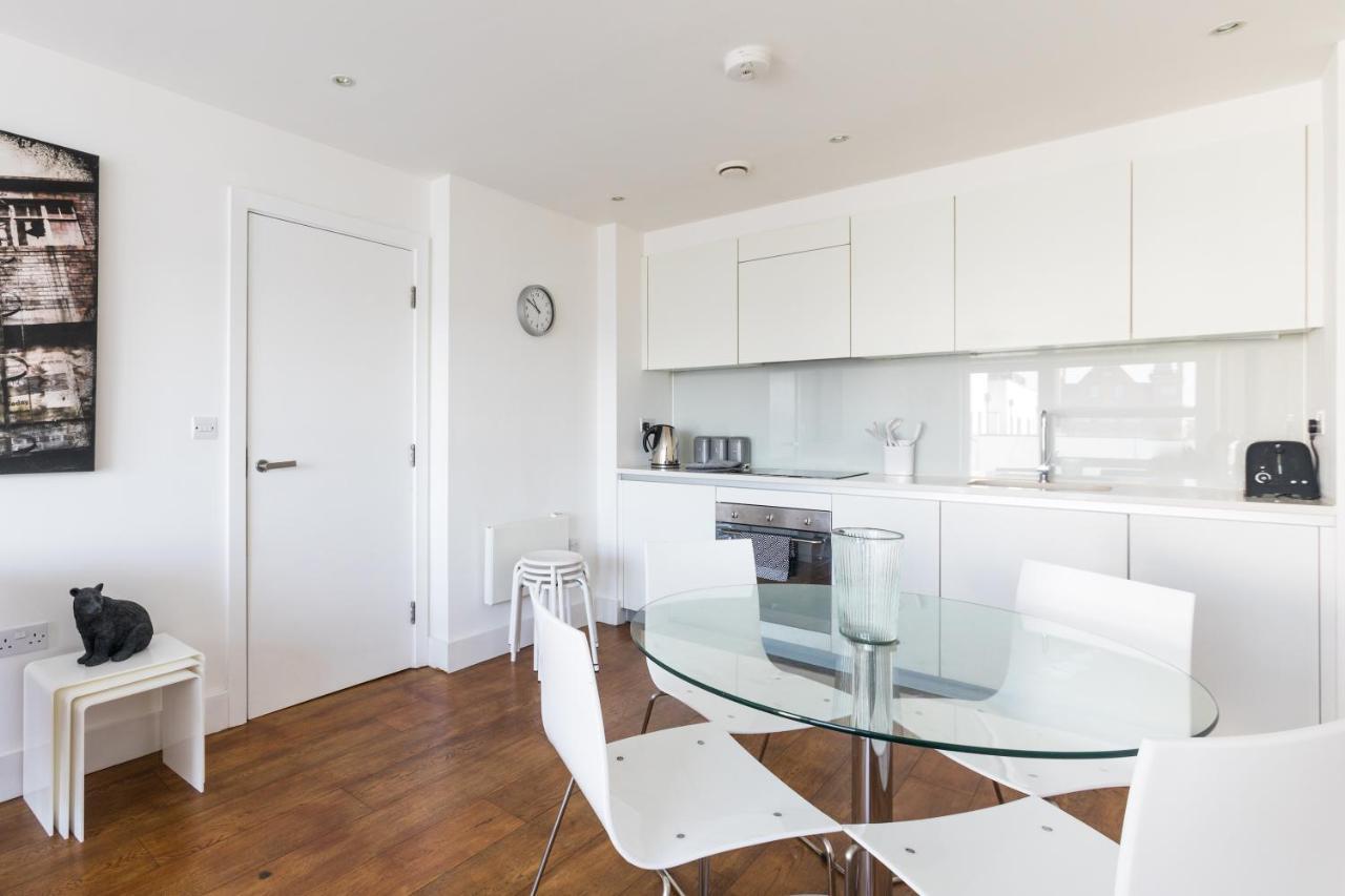 Luxury 2-Bed Flat Parking And Close To The Tube 런던 외부 사진